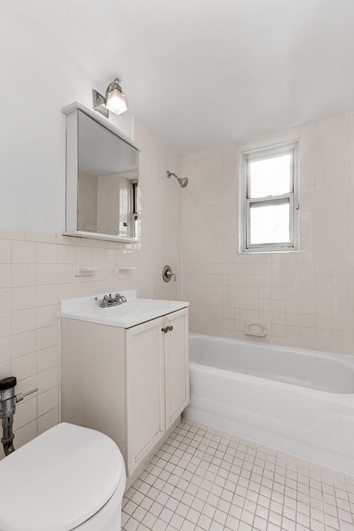 6505 Yellowstone Blvd Apt 2E, New York City, NY 11375