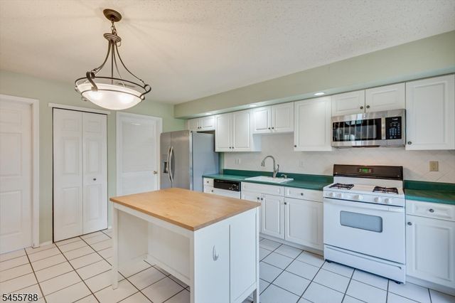 59 Woodhill St, Franklin Twp., NJ 08873