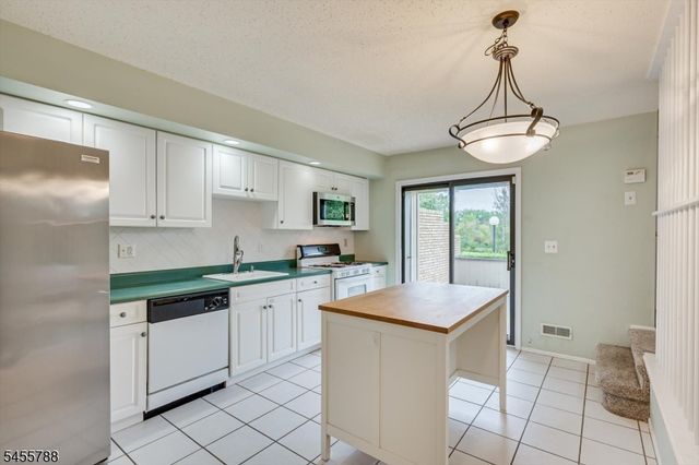 59 Woodhill St, Franklin Twp., NJ 08873