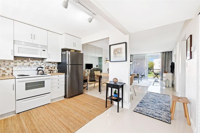 9421 Sunrise Lakes Blvd 208, Sunrise, FL 33322
