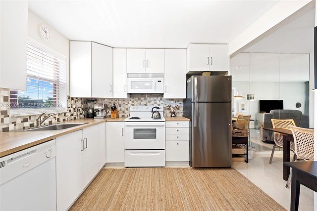 9421 Sunrise Lakes Blvd 208, Sunrise, FL 33322
