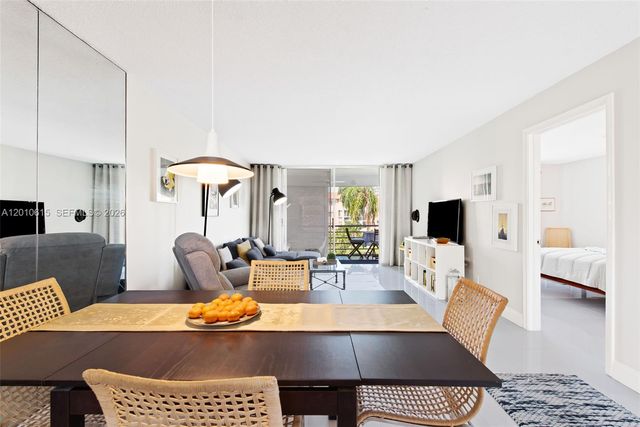 9421 Sunrise Lakes Blvd 208, Sunrise, FL 33322