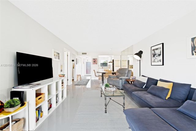 9421 Sunrise Lakes Blvd 208, Sunrise, FL 33322