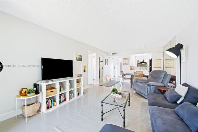 9421 Sunrise Lakes Blvd 208, Sunrise, FL 33322