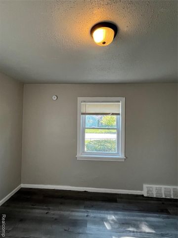 19650 W Chicago Street, Detroit, MI 48228