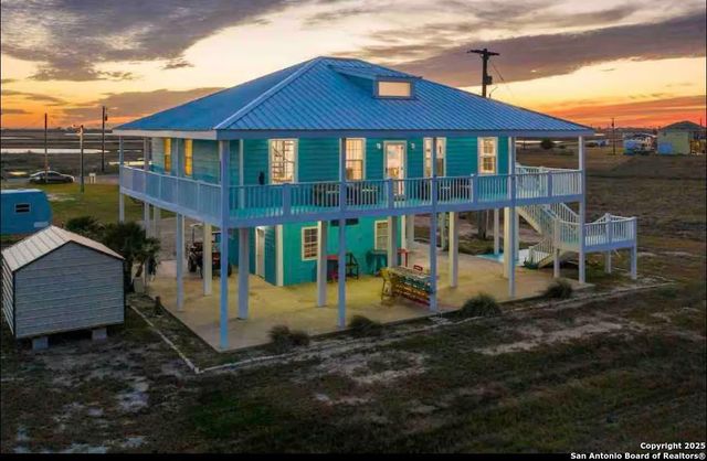 1065 N Ocean Dr, Port Lavaca, TX 77979