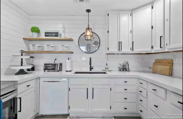 1065 N Ocean Dr, Port Lavaca, TX 77979