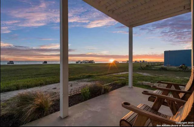 1065 N Ocean Dr, Port Lavaca, TX 77979