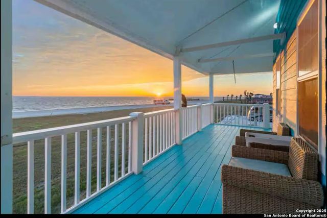 1065 N Ocean Dr, Port Lavaca, TX 77979