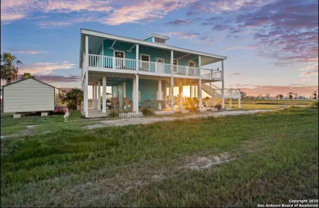 1065 N Ocean Dr, Port Lavaca, TX 77979