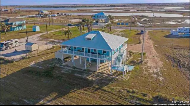 1065 N Ocean Dr, Port Lavaca, TX 77979
