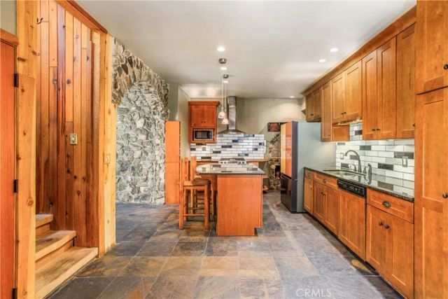 9323 Cedar Dr., Forest Falls, CA 92339