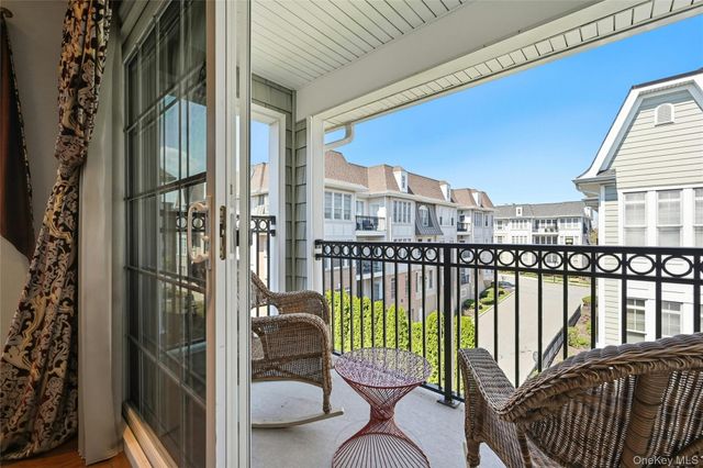 477 Pacing Way, Westbury, NY 11590