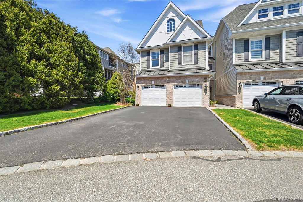 477 Pacing Way, Westbury, NY 11590
