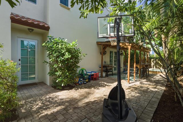 1709 NE 8th Street 1709, Fort Lauderdale, FL 33304