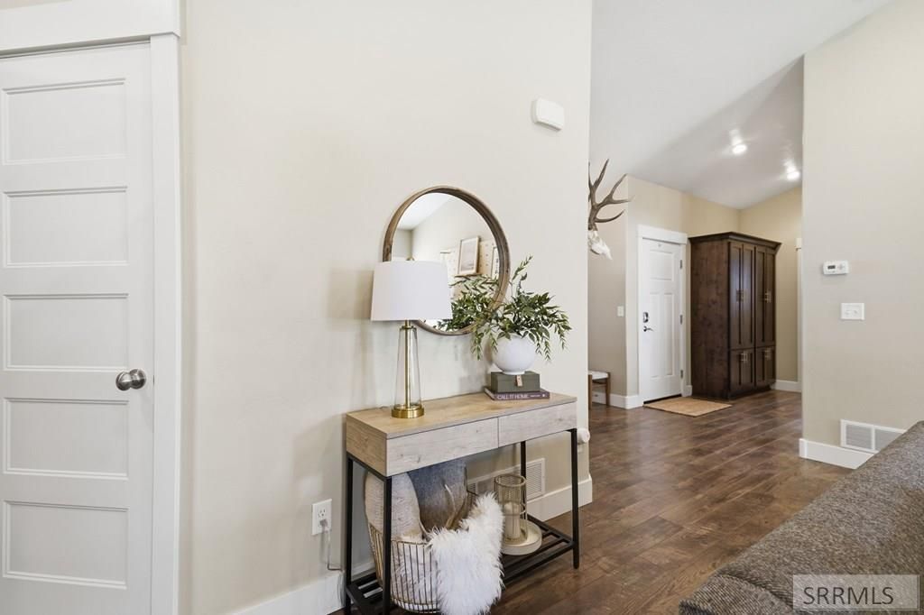 Image 11 of property listing at 5523 Lakefield Cir, Ammon, ID 83406