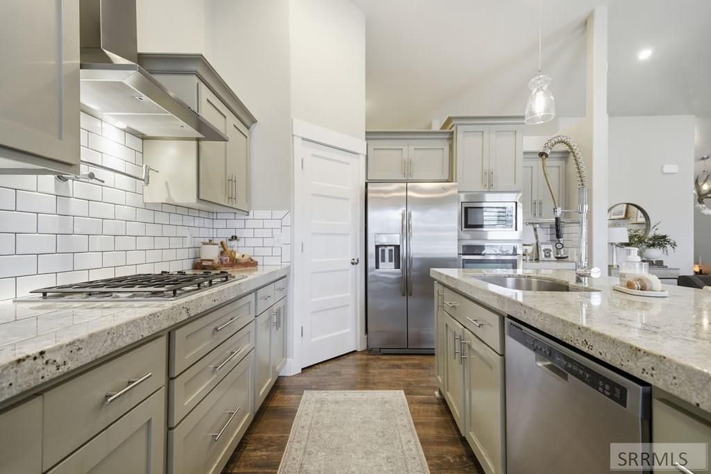 Image 14 of property listing at 5523 Lakefield Cir, Ammon, ID 83406