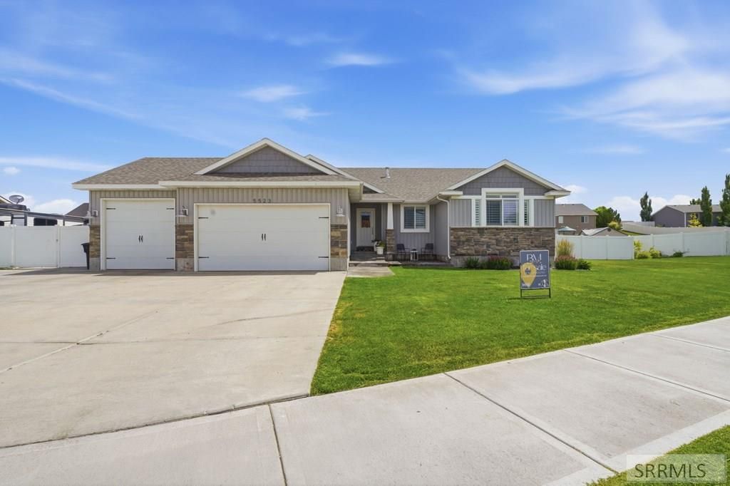 Image 3 of property listing at 5523 Lakefield Cir, Ammon, ID 83406