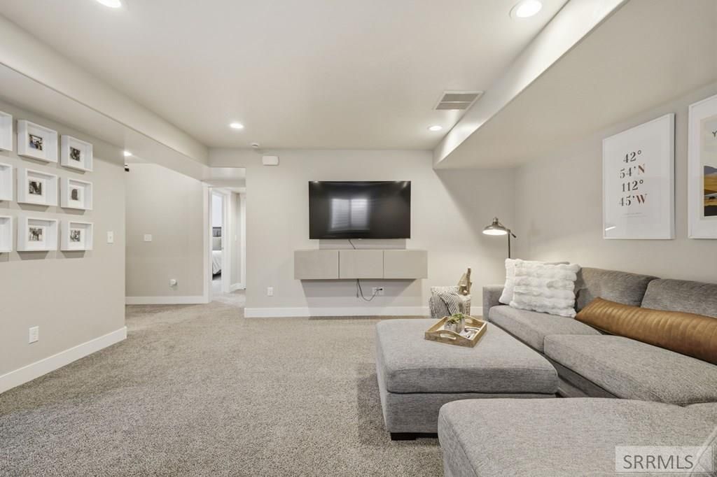 Image 36 of property listing at 5523 Lakefield Cir, Ammon, ID 83406
