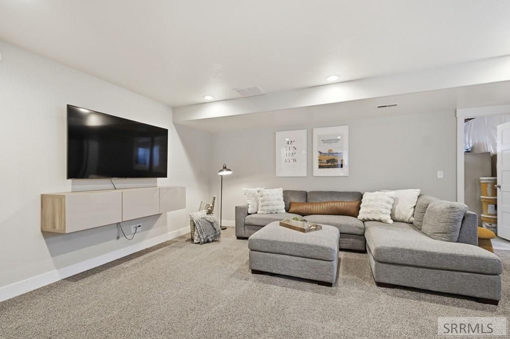 Image 38 of property listing at 5523 Lakefield Cir, Ammon, ID 83406