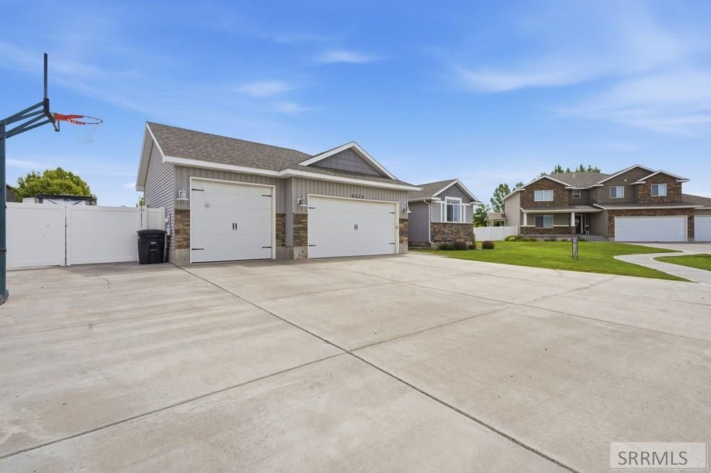 Image 4 of property listing at 5523 Lakefield Cir, Ammon, ID 83406
