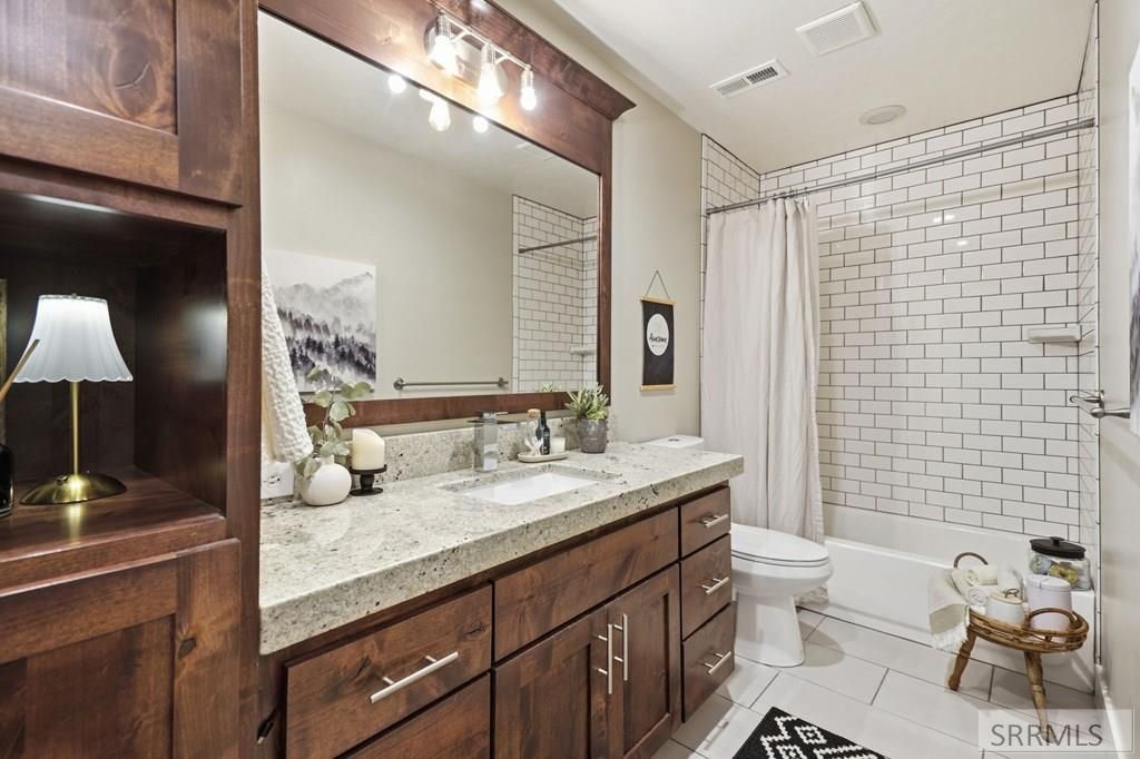 Image 41 of property listing at 5523 Lakefield Cir, Ammon, ID 83406