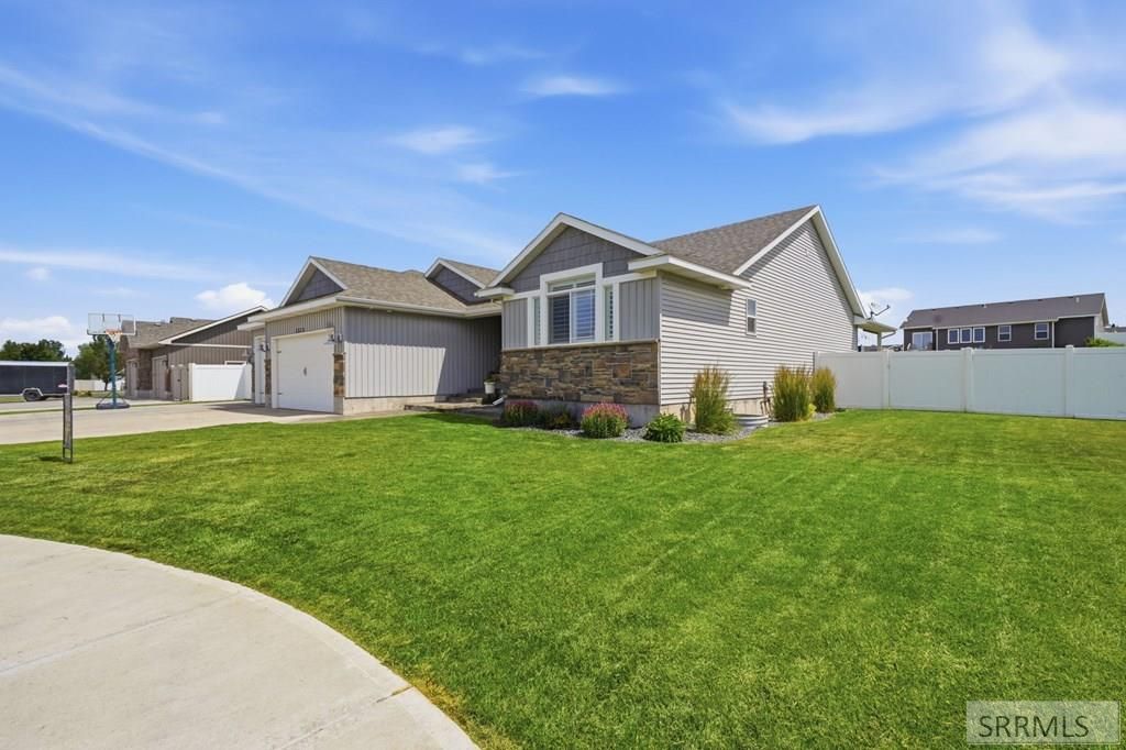 Image 5 of property listing at 5523 Lakefield Cir, Ammon, ID 83406