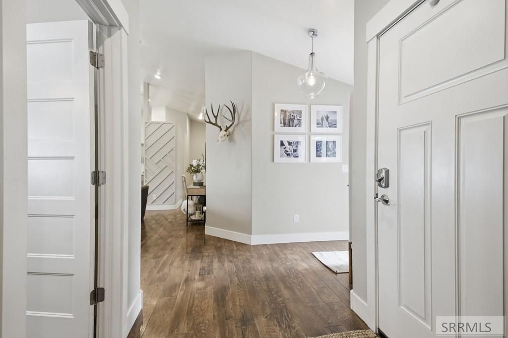 Image 6 of property listing at 5523 Lakefield Cir, Ammon, ID 83406