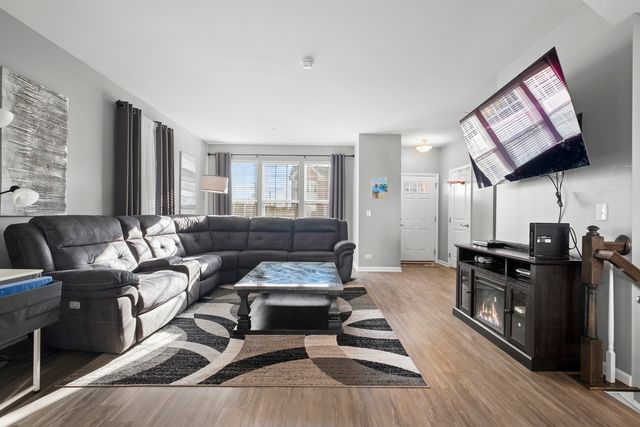 47 Nicholas Drive E, Des Plaines, IL 60016