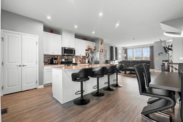 47 Nicholas Drive E, Des Plaines, IL 60016