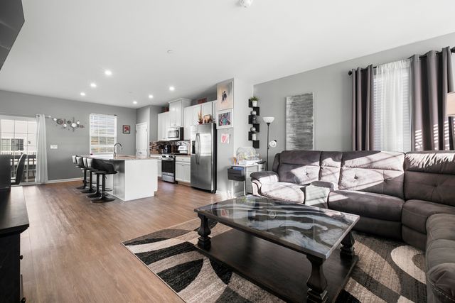 47 Nicholas Drive E, Des Plaines, IL 60016