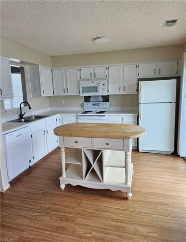 2229 Holly Berry LN, Chesapeake, VA 23325
