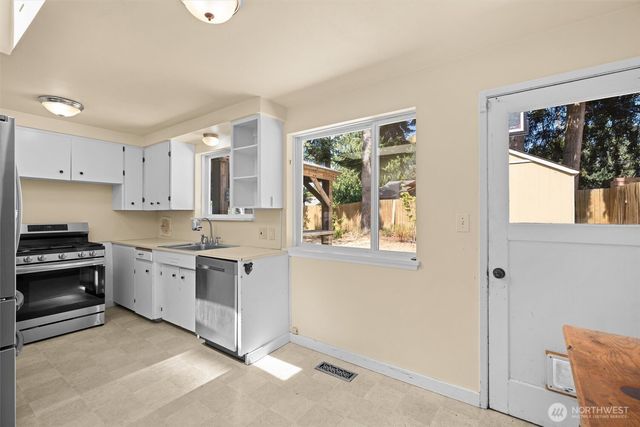 1216 N 172nd Street, Shoreline, WA 98133