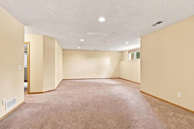 11649 Laketowne View, Albertville, MN 55301