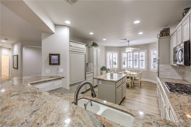 2072 Crown View Street, Henderson, NV 89052