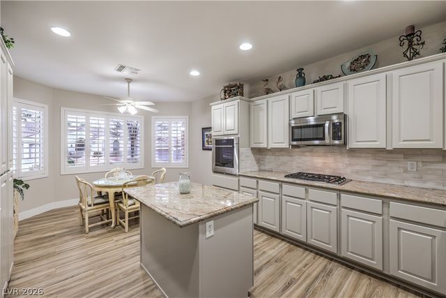 2072 Crown View Street, Henderson, NV 89052