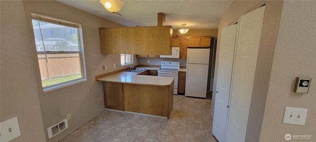 31605 8th Place SW, Federal Way, WA 98023