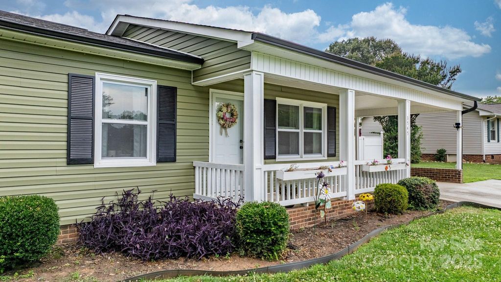 3545 Yorkland Drive, Hickory, NC 28601