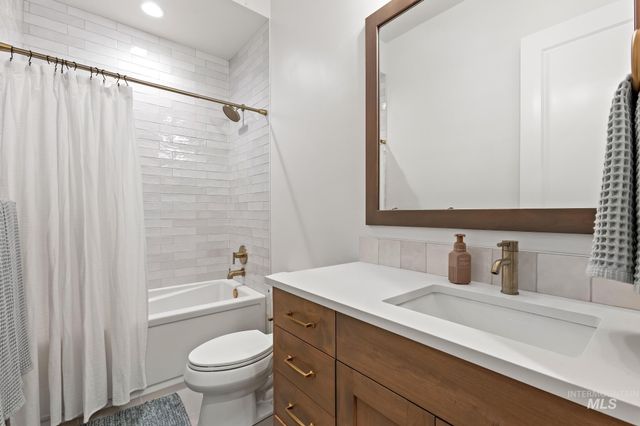 6419 W Piaffe St, Eagle, ID 83616