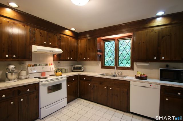 15 Scenic View Drive, Newtown, CT 06470