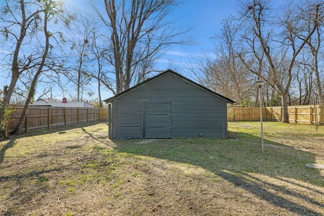 437 W Davilla Ave, Rockdale, TX 76567