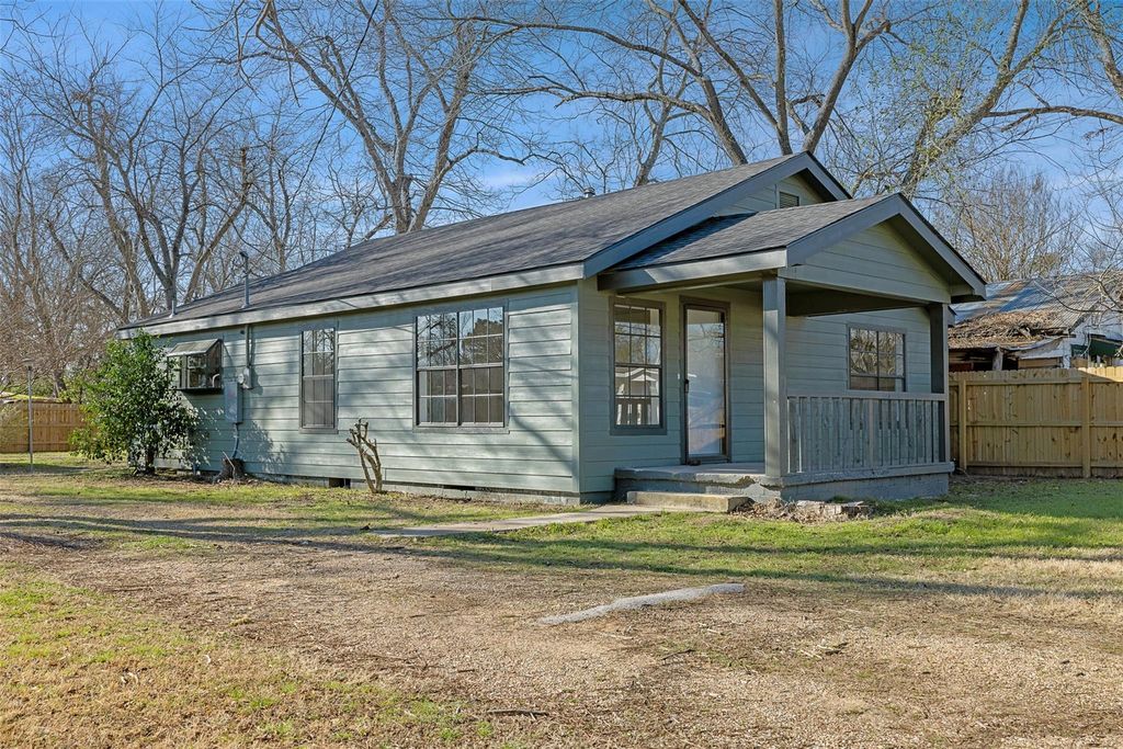 437 W Davilla Ave, Rockdale, TX 76567