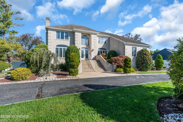 11 Whistler Way, Marlboro, NJ 07746