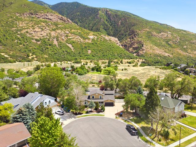 2744 E WOODHAMPTON CIR, Sandy, UT 84092