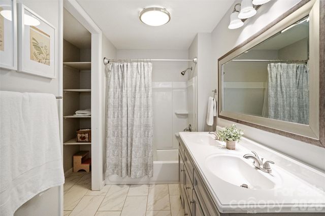 5801 Lindenwood Drive, Matthews, NC 28104