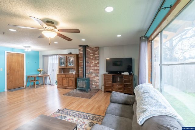 280 Honeysuckle St, Lebanon, OR 97567