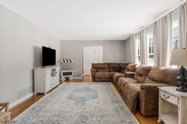 305 Raymond Ct, Bridgewater Twp., NJ 08807