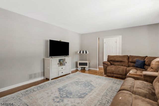 305 Raymond Ct, Bridgewater Twp., NJ 08807