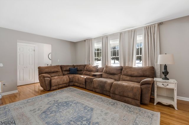 305 Raymond Ct, Bridgewater Twp., NJ 08807