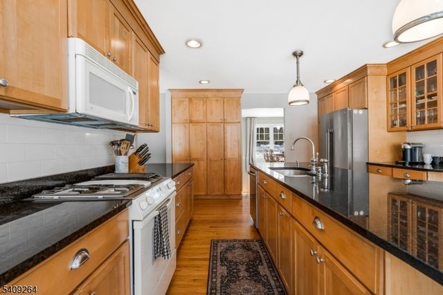 305 Raymond Ct, Bridgewater Twp., NJ 08807